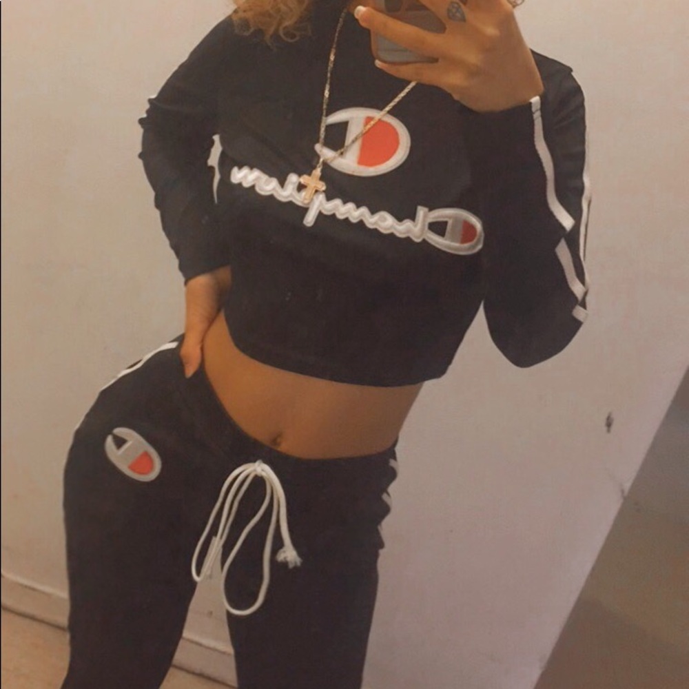 WOMEN’S CHAMPION SET / S-L AVAILABLE
